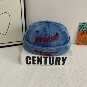 Retro gewaschene Denim Dockworker Mütze mit roter Stickerei für stylische Streetwear.