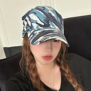 Primer plano de una gorra hip-hop de camuflaje azul, estilo urbano moderno para exteriores.