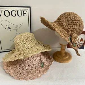 Handgemachte Stroh Strandhut für Damen, Sommer Sonnenschutz, stilvolle Blumendekoration, falten.