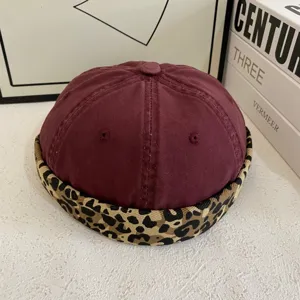 Bordeaux dockercap met luipaardprint rand, stijlvolle trendy miki hoed detailweergave.
