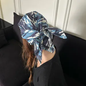 Primer plano detallado del pañuelo de camuflaje azul que muestra el nudo ajustable.