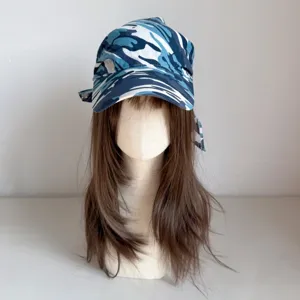 Vista detallada del sombrero de hip-hop de camuflaje azul con un diseño de pañuelo único.