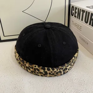Detail van de luipaardprint omslag van de zwarte docker muts, trendy streetwear accessoire.