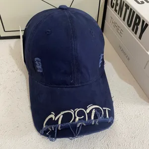 Vintage, verwaschene Navy Baseballkappe mit besticktem Schirm für Streetwear Look.