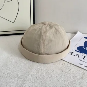Vista di dettaglio di un berretto docker beige ad asciugatura rapida, morbido cappello estivo.