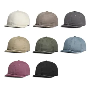 Vista detallada que muestra múltiples opciones de color de gorras de visera corta.