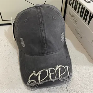 Detailansicht der verwaschenen Baseballkappe mit gestickten Sport Buchstaben und Vintage Stil