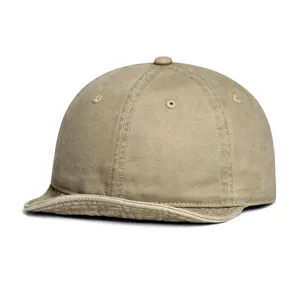 Detalle de gorra de béisbol vintage lavada con ala corta y costuras limpias y finas.