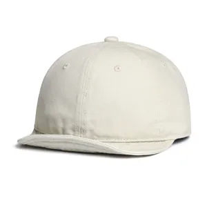 Detalle de gorra retro de lona lavada ala corta, sombrero de béisbol corona suave estilo calle.