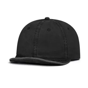 Vista de detalle cercana de la gorra retro negra lavada de ala corta con fina textura.
