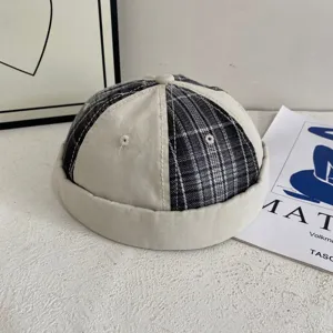 Λεπτομερής κοντινή λήψη του ιαπωνικού καπέλου docker melon με καρό και μπλοκ χρωμάτων.