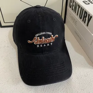 Gorra de béisbol negra de estilo coreano con elegante bordado frontal, moderna.