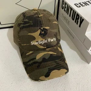 Gorra de béisbol táctica de camuflaje retro vista detallada, corona profunda ala curva bordada.