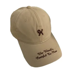 Klassieke khakikleurige honkbalpet met bruin borduursel, casual ontwerp voor dagelijks gebruik.