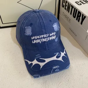 Gorra de beisbol de denim vintage desgastada con bordado de letras y estilo urbano.