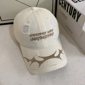 Gorra de béisbol en beige desgastado con bordado y gráfico en la visera para la calle.