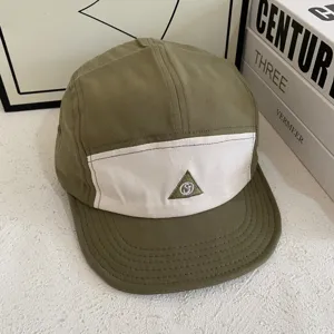 Japanischer 5-Panel-Camp-Hat mit Farbblock in Armeegrün und Weiß für Herren und Damen.