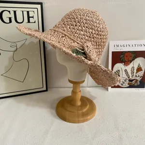 Handgestrickter Strohhut Detailansicht mit feiner Textur, Sonnenschutz und Blumendekor für den Sommer.