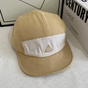 Khaki-weiße 5-Panel Camp Cap mit modernem Farbblock-Design und gesticktem Logo.