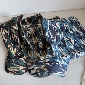 Detalle del sombrero hip-hop de camuflaje que muestra varias variantes de color estilo.