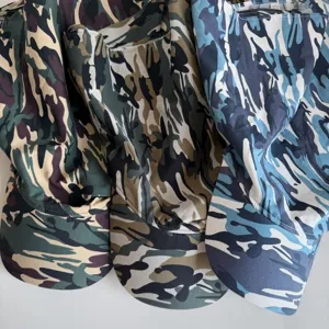 Detalle de gorra hip hop de camuflaje, tocado de estilo urbano para hombres y mujeres.