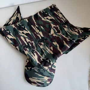Vista detallada de la gorra con pañuelo de camuflaje de tendencia, estilo urbano único.
