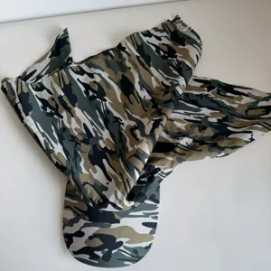 Detalle de gorra camuflaje hip-hop, sombrero pañuelo streetwear de moda para exterior.