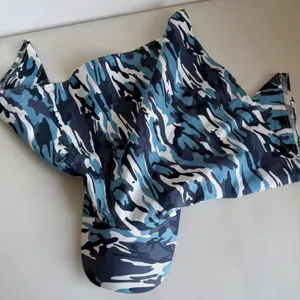 Vista detallada del sombrero bandana hip-hop camuflaje azul con diseño urbano.