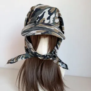 Vista detallada del sombrero de bufanda de camuflaje moderno, ideal para la calle.