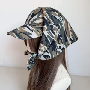 Vista detallada del elegante sombrero de pañuelo de camuflaje con diseño de nudo único y perfil lateral.