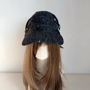 Μοντέρνα μαύρη καπέλο μπέιζμπολ σε στυλ acid wash με πιτσιλιές μπογιάς και σχέδιο μαντιλιού.