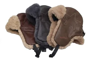 Détail de bonnet aviateur chaud d'hiver avec texture cuir rétro et cache-oreilles en peluche.