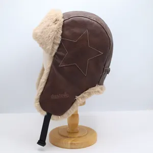 Vue détaillée d'un bonnet aviateur rétro en cuir marron avec doublure en fausse fourrure douce.