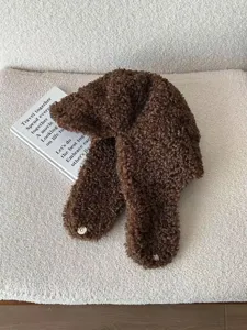 Cappello trapper in montone marrone per l'inverno, morbido berretto peluche con paraorecchie.
