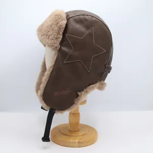 Chapeau trappeur en cuir marron d'hiver avec fausse fourrure et motif étoile pour cyclisme.