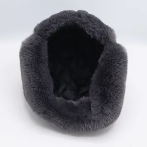 Bonnet trappeur d'hiver chaud avec fausse fourrure grise duveteuse et doublure matelassée.