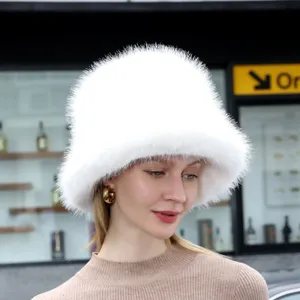 Chapeau bob en peluche blanche gros plan, chapeau de pêcheur moelleux chaud d'hiver pour femmes.