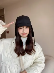 Vue détaillée du bonnet aviateur chaud d'hiver avec doublure en peluche pour temps froid.