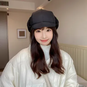 Bonnet bomber noir d'hiver avec cache-oreilles et visière pour femmes, chaud et coupe-vent.