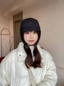 Détail du bonnet aviateur d'hiver chaud et épais avec cache-oreilles pour le cyclisme.
