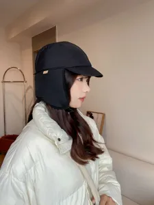 Détail de la casquette aviateur hiver noire avec doublure polaire et cache-oreilles chaud.