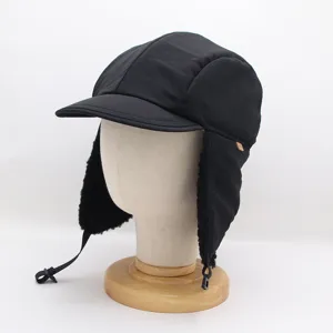 Bonnet trappeur d'hiver noir avec doublure polaire chaude, cache-oreilles et visière.