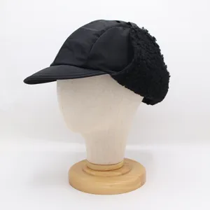 Vue détaillée d'un chapeau d'hiver noir chaud avec cache-oreilles en peluche pour l'extérieur.