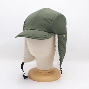 Chapeau trappeur d'hiver vert avec doublure en polaire, rabats d'oreilles et visière