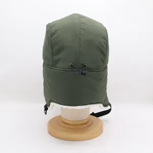 Détail arrière de la casquette trappeur d'hiver vert kaki avec doublure et cordon réglable.