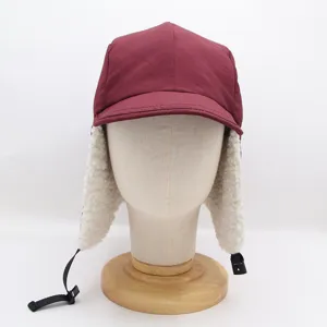 Vue détaillée de bonnet trappeur en polaire, chapeau d'hiver coupe-vent bordeaux avec boucle.