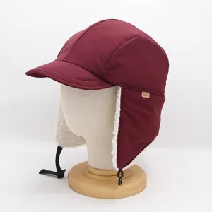 Vue détaillée du bonnet aviateur d'hiver chaud avec doublure en polaire et cache-oreilles.