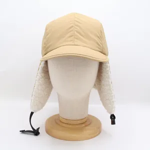 Vue détaillée du bonnet trappeur d'hiver en polaire kaki avec protège-oreilles douillets.