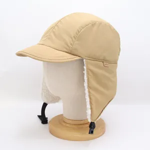 Bonnet de trappeur d'hiver chaud et coupe-vent detail avec doublure et sangle reglable.