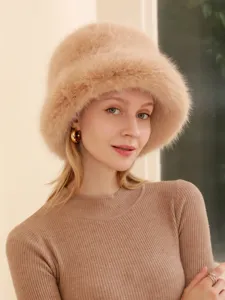 Détail de gros plan du chapeau seau en fausse fourrure chaud d'hiver, texture peluche, chic.